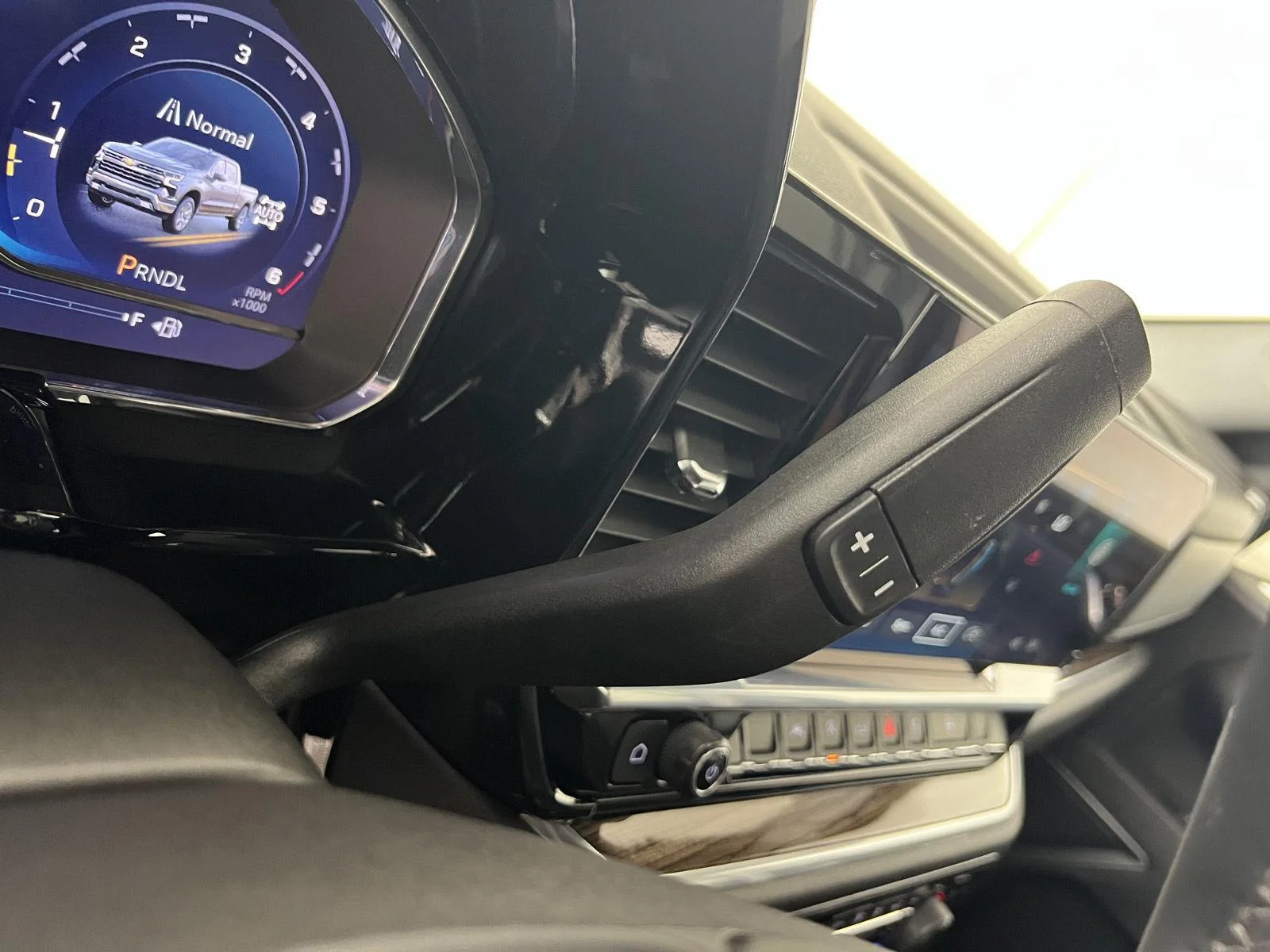 Used 2025 Sterling Gray Metallic Chevrolet LT (2FL) image 18