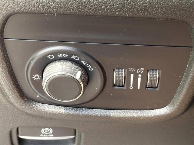Used 2023 Diamond Black Crystal Pearlcoat Jeep Laredo image 21