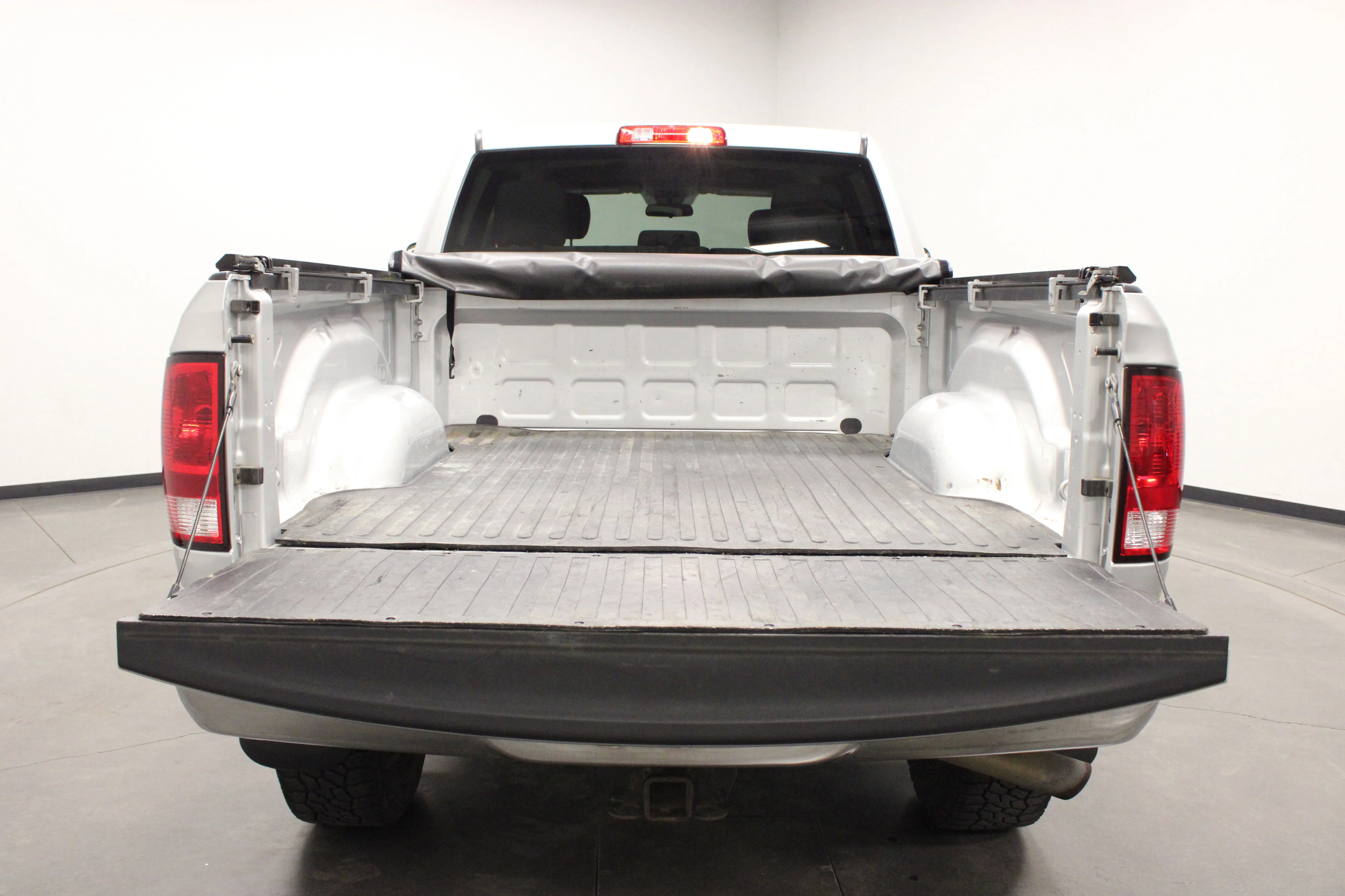 Used 2018 Bright Silver Clearcoat Metallic Ram Tradesman image 16