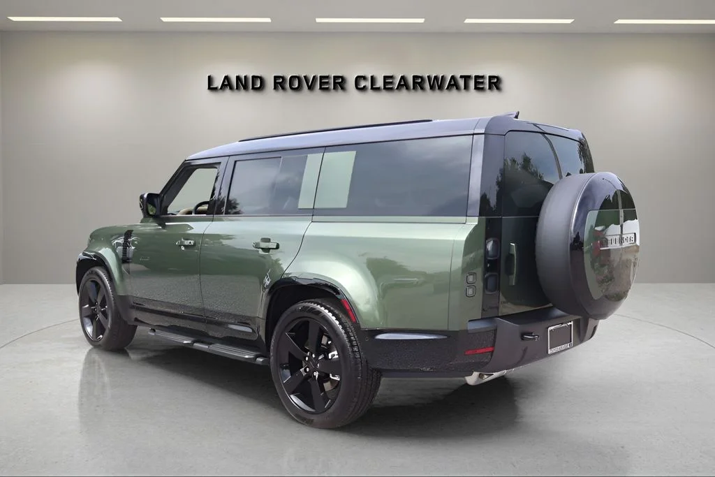 New 2026 Woolstone Green Land Rover X-Dynamic SE image 3