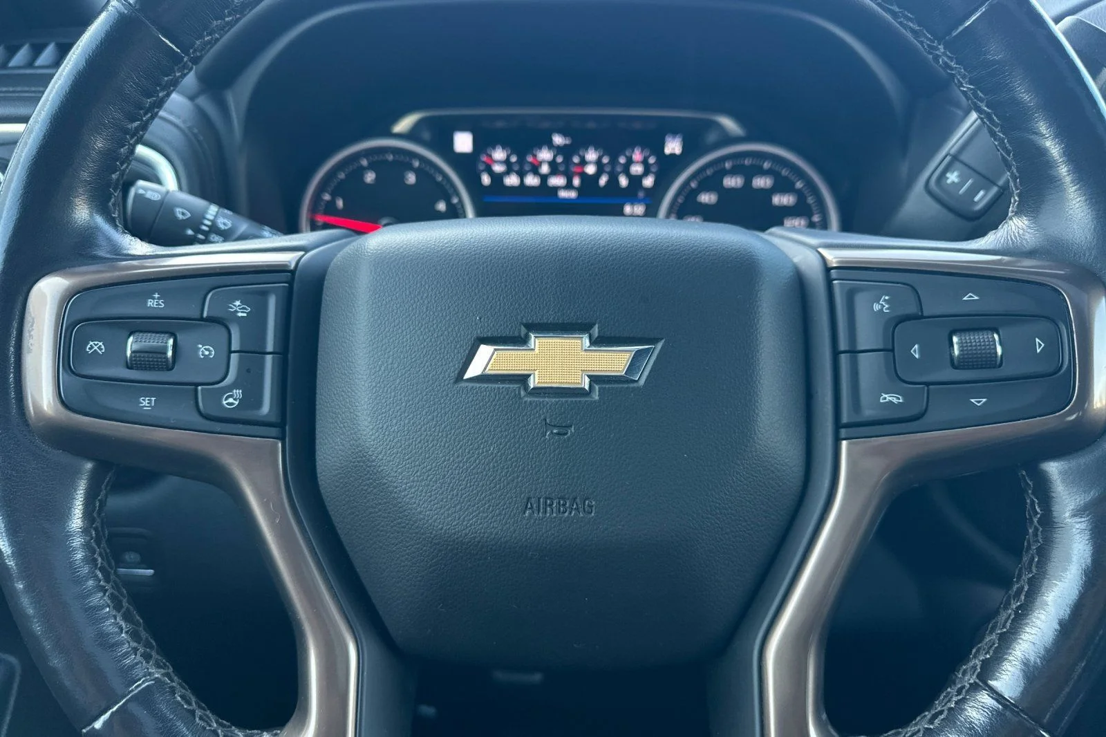 Used 2020 Iridescent Pearl Tricoat Chevrolet High Country image 24