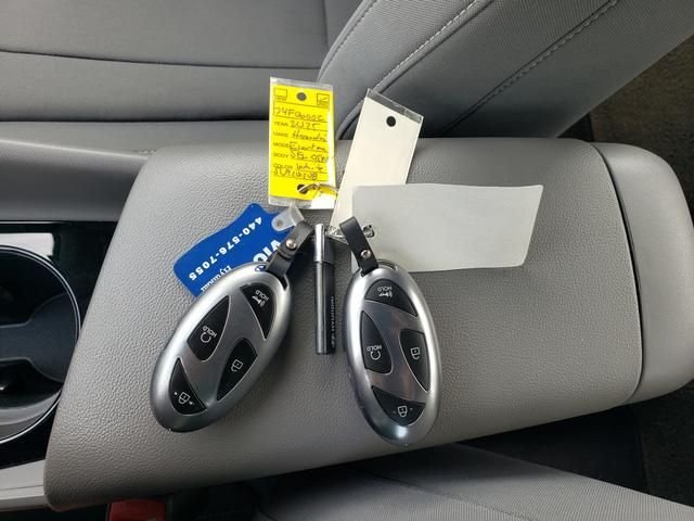 Used 2025 White Hyundai SEL Convenience image 25