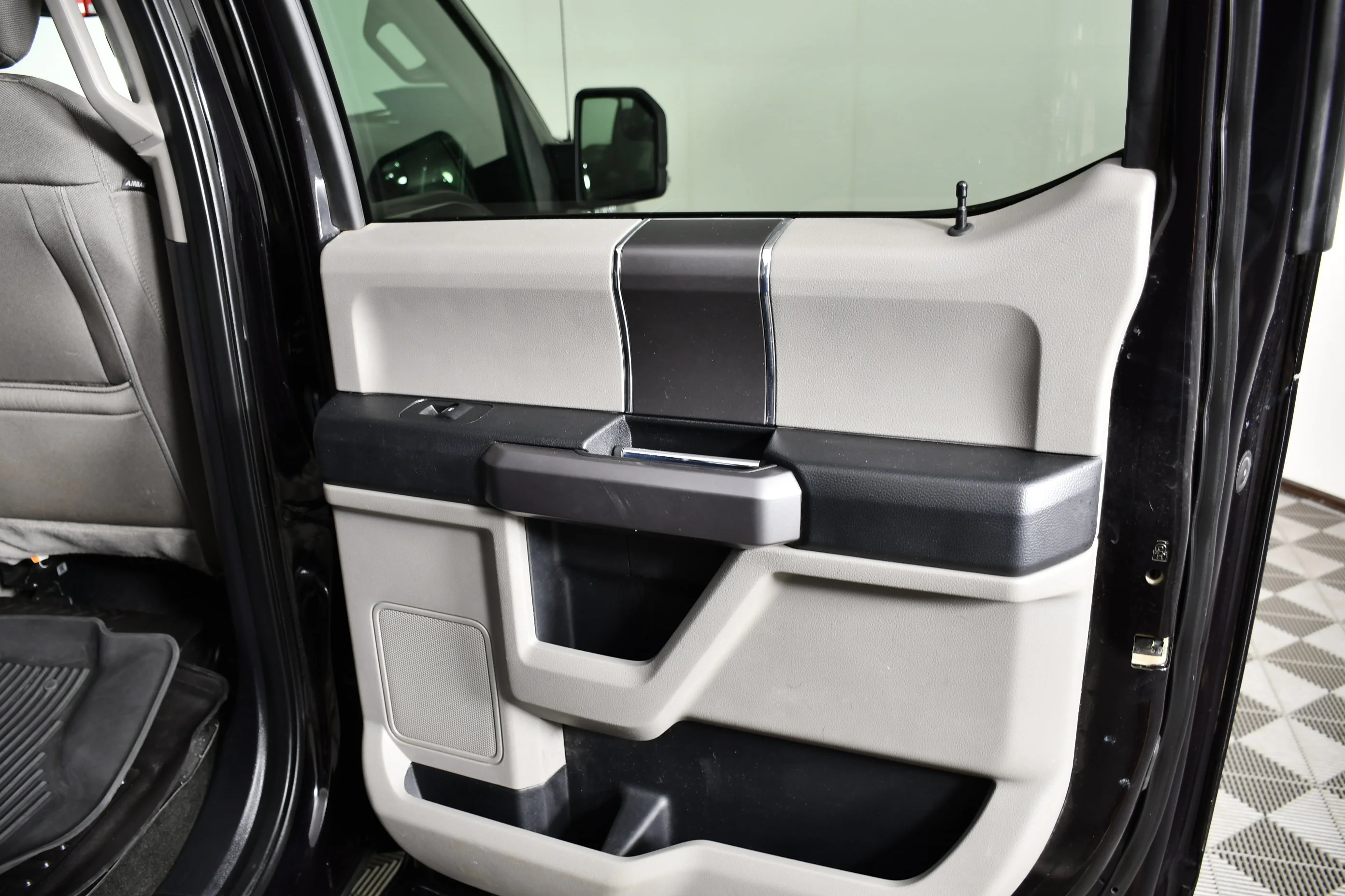 Used 2019 Black Metallic Ford XLT image 48