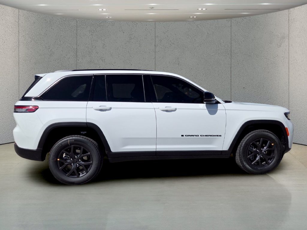 New 2027 Bright White Clear-Coat Paint Jeep Laredo Altitude image 4