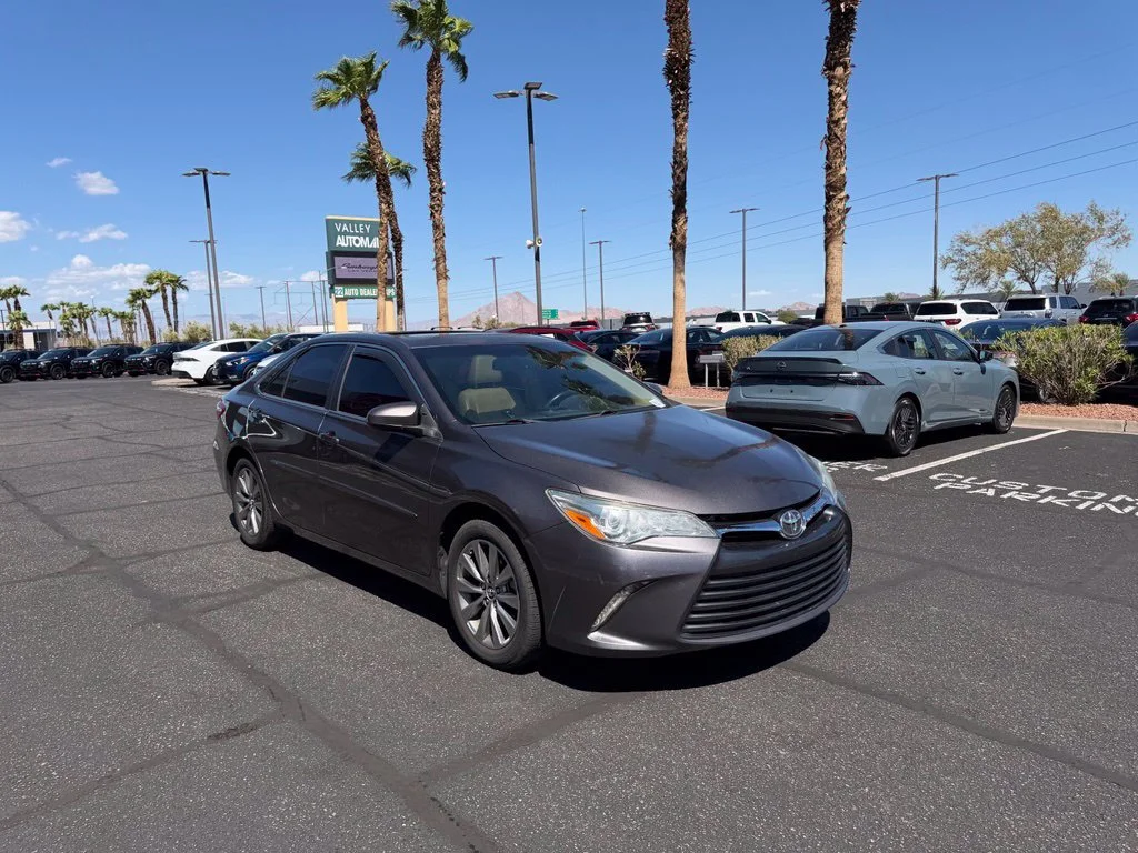 Used 2015 Gray Toyota XLE image 3