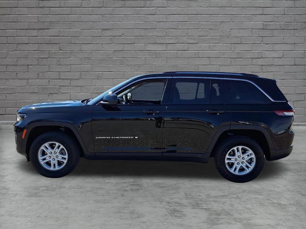 Used 2023 Diamond Black Crystal Pearlcoat Jeep Laredo image 7