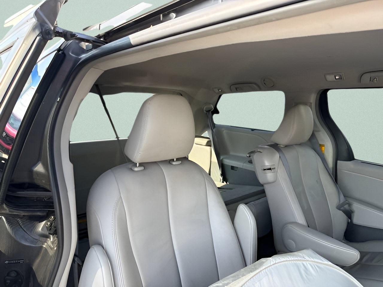 Used 2014 Predawn Gray Mica Toyota XLE image 9