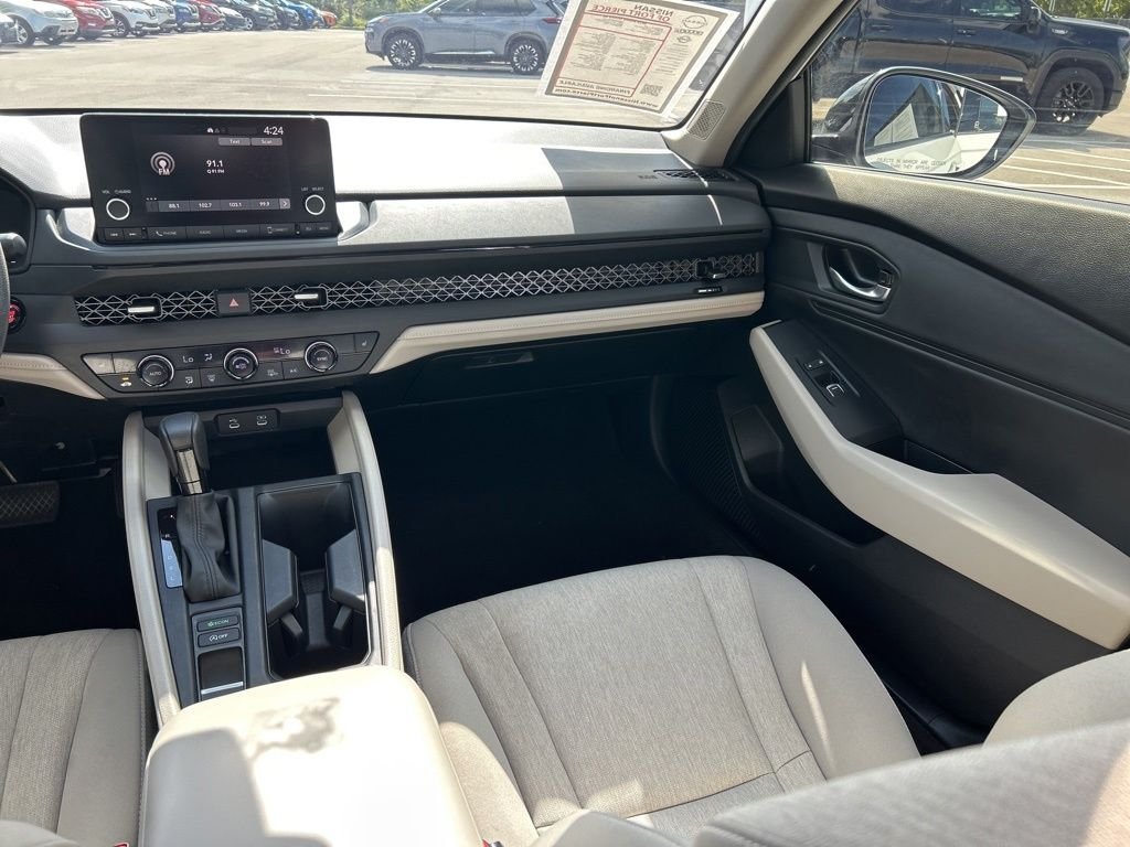 Used 2025  Honda SE image 11