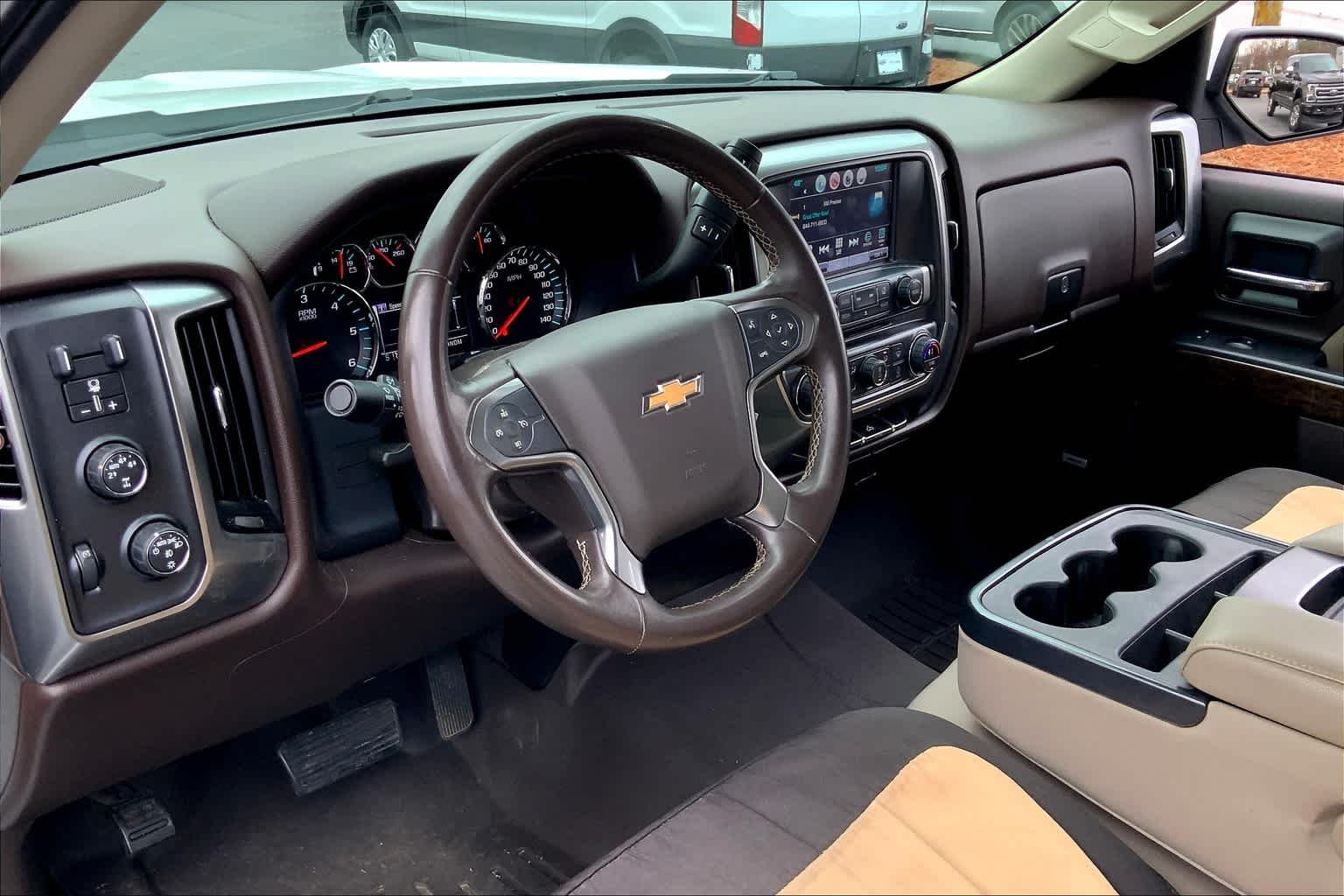 Used 2016 Iridescent Pearl Tricoat Chevrolet LT image 18