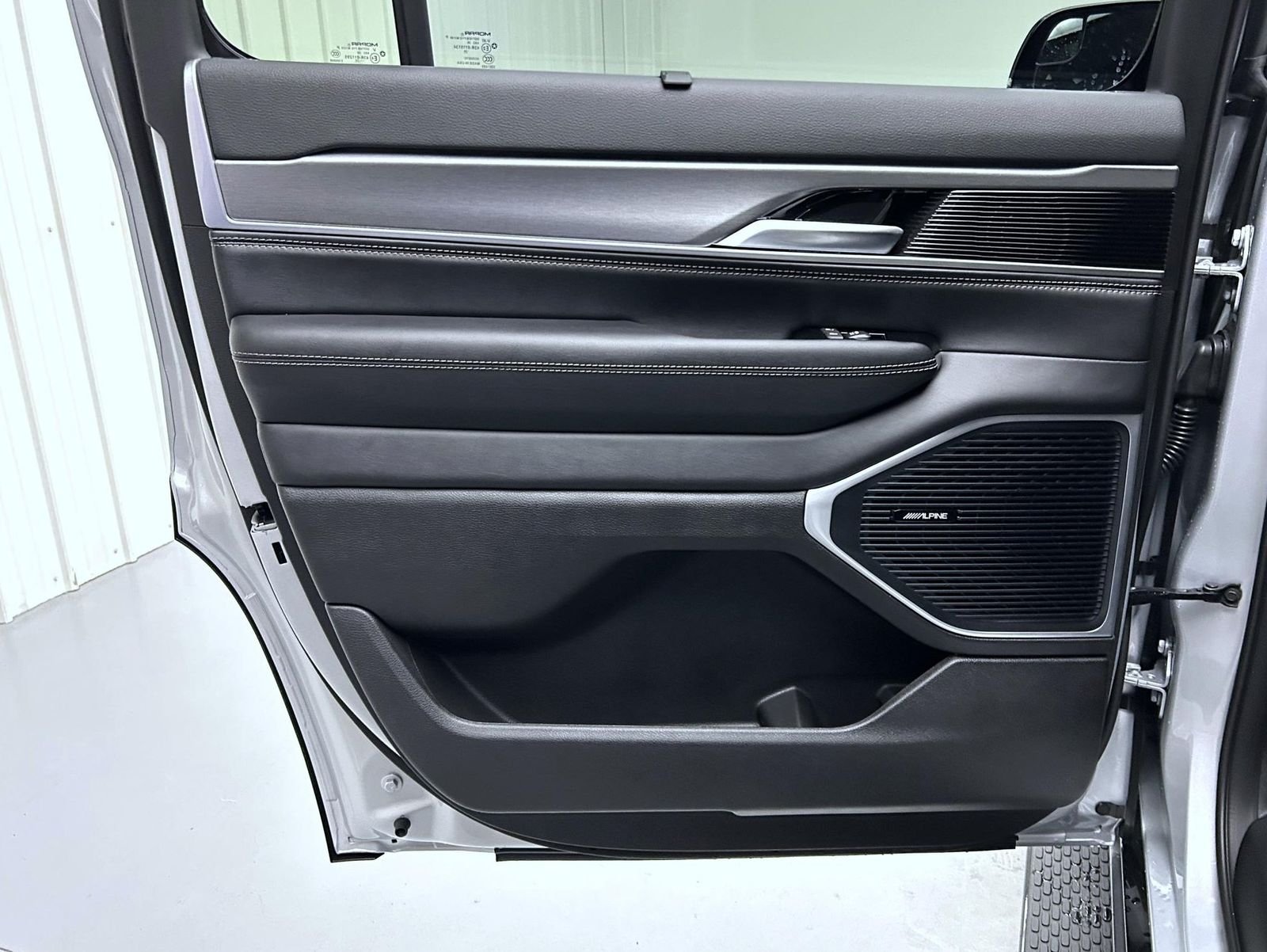 New 2026 Silver-Zynith Exterior Paint Jeep Limited Altitude image 21