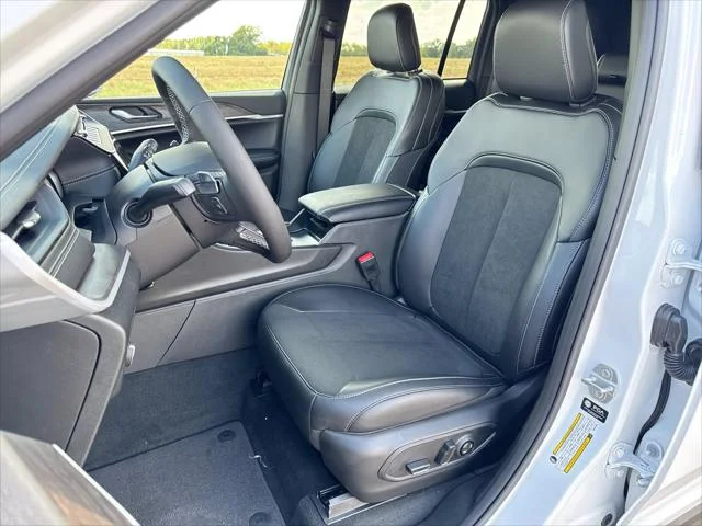 New 2027 Bright White Clear-Coat Paint Jeep Laredo Altitude image 11