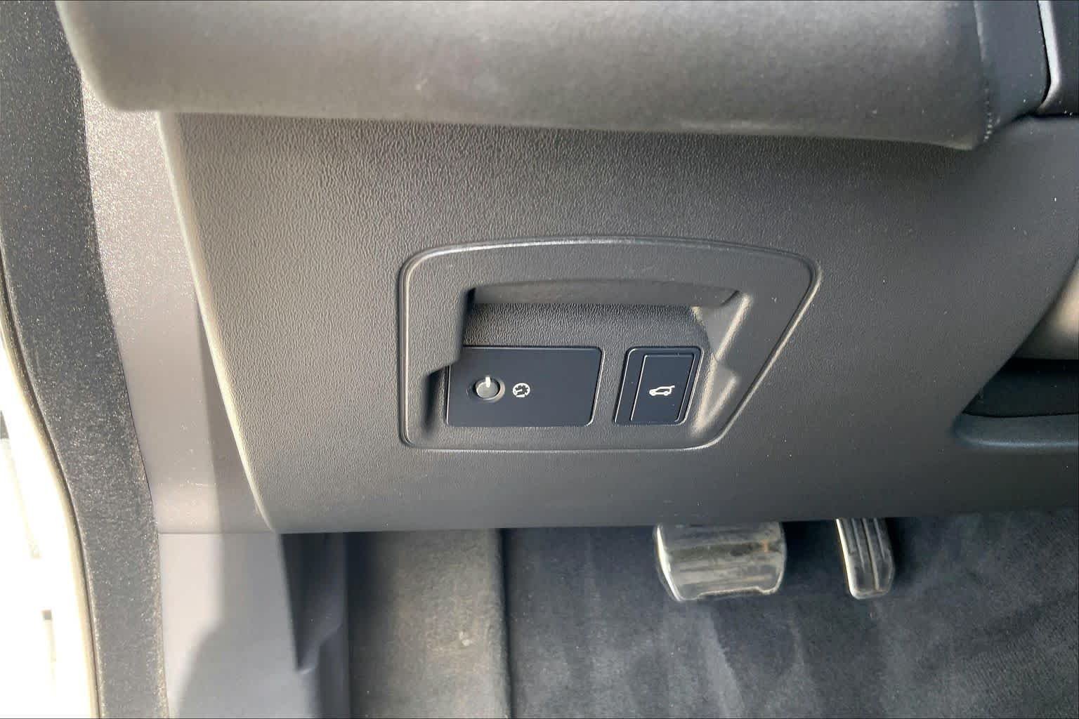 Used 2026 Ostuni Pearl White Premium Metallic Land Rover Dynamic SE image 32
