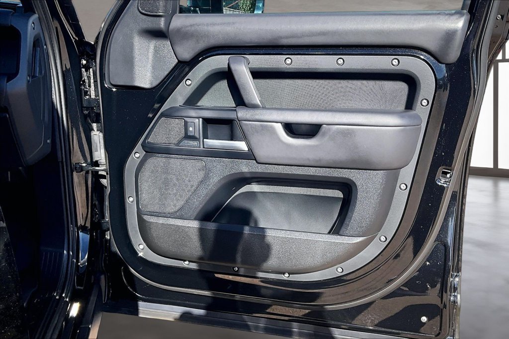 Used 2026 Black Land Rover X-Dynamic SE image 18