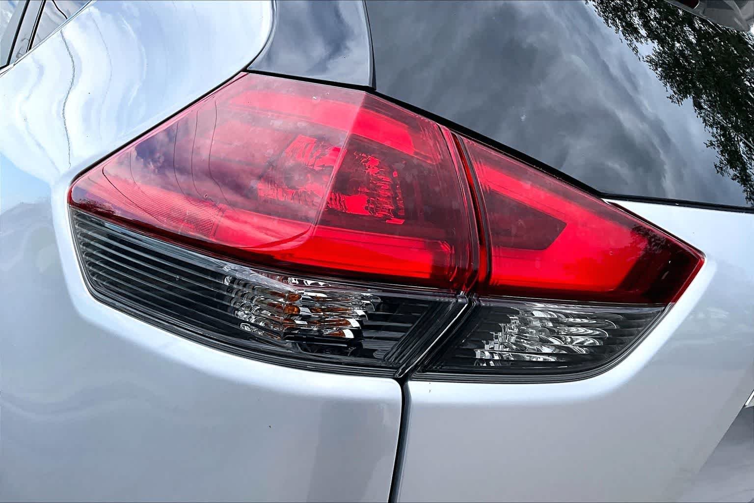 Used 2020 Brilliant Silver Metallic Nissan SV image 29