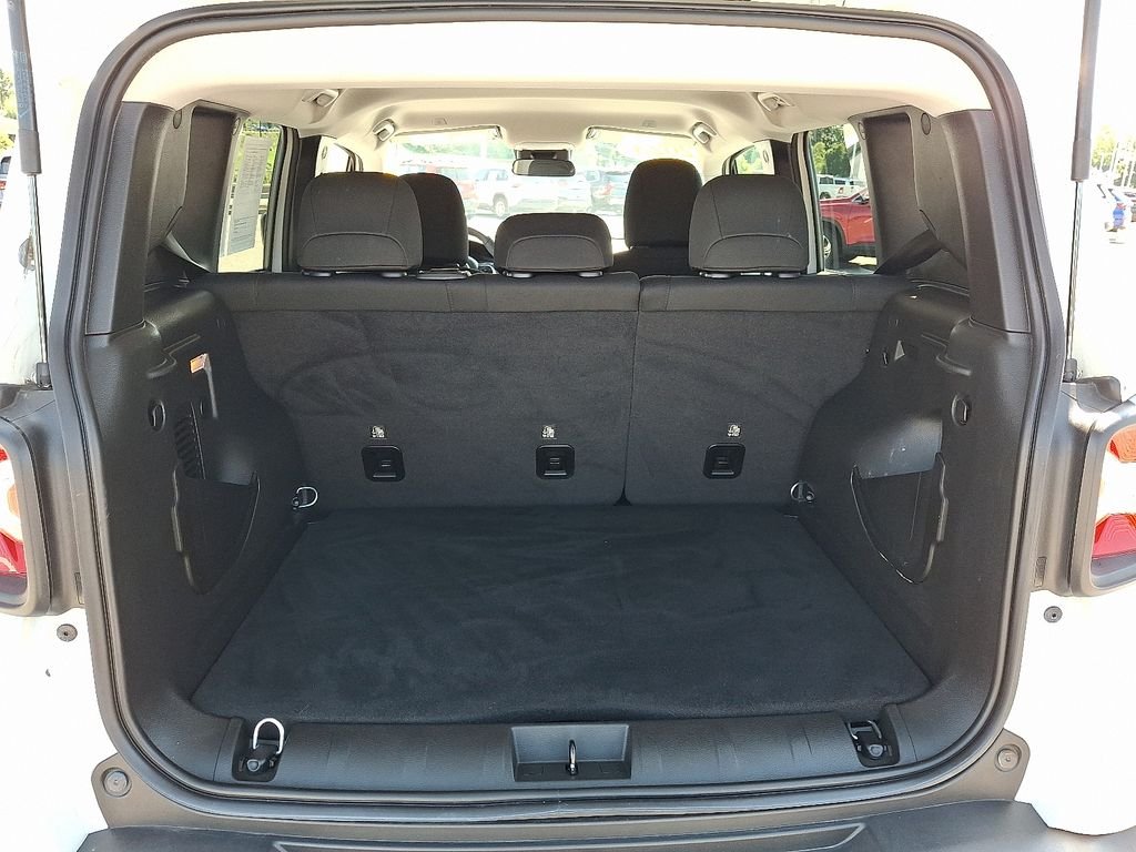 Used 2023 White Jeep Latitude image 27