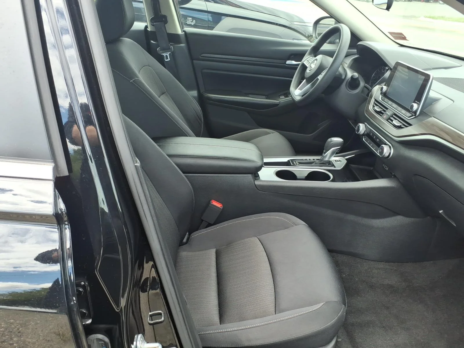 Used 2024 Super Black Nissan 2.5 SV image 15