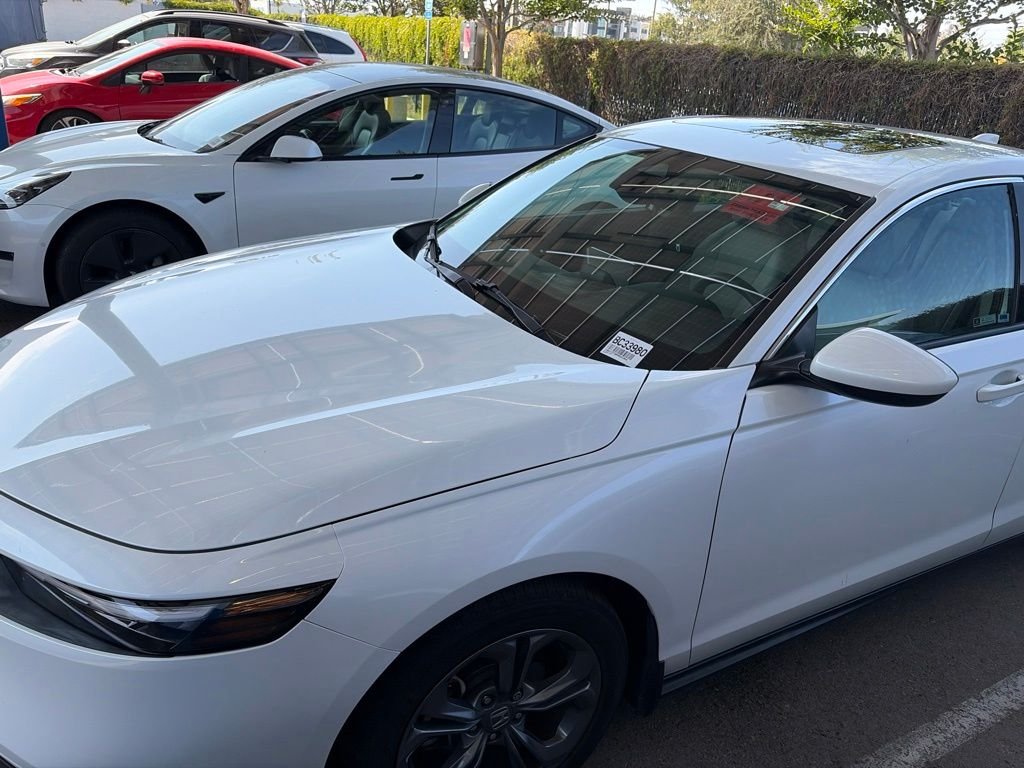 Used 2023 White Honda EX image 4