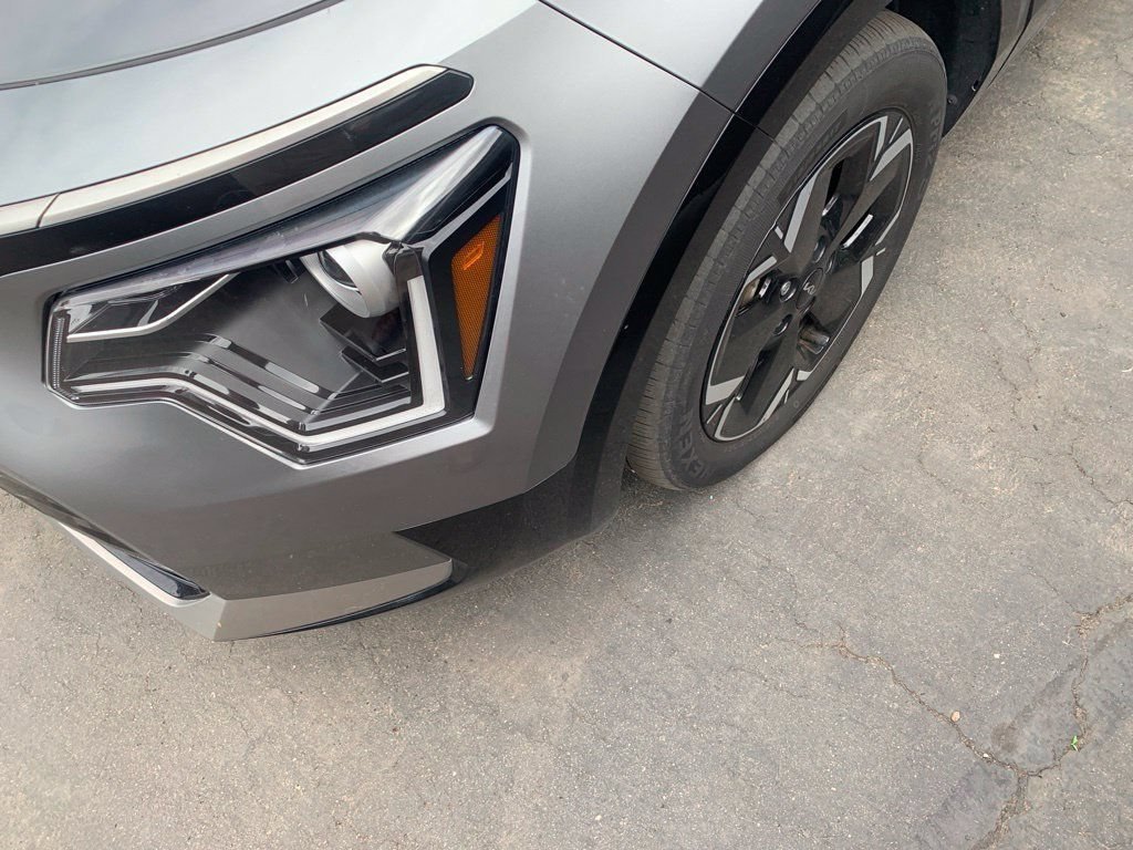 Certified Used 2024 Steel Gray Kia Wind image 2