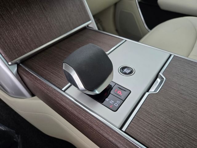 Used 2026  Land Rover SE image 23