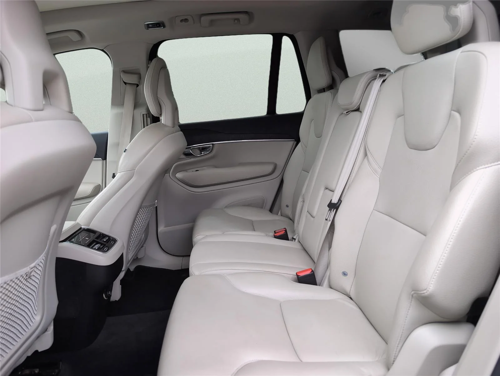 Used 2020 Crystal White Metallic Volvo Momentum image 31