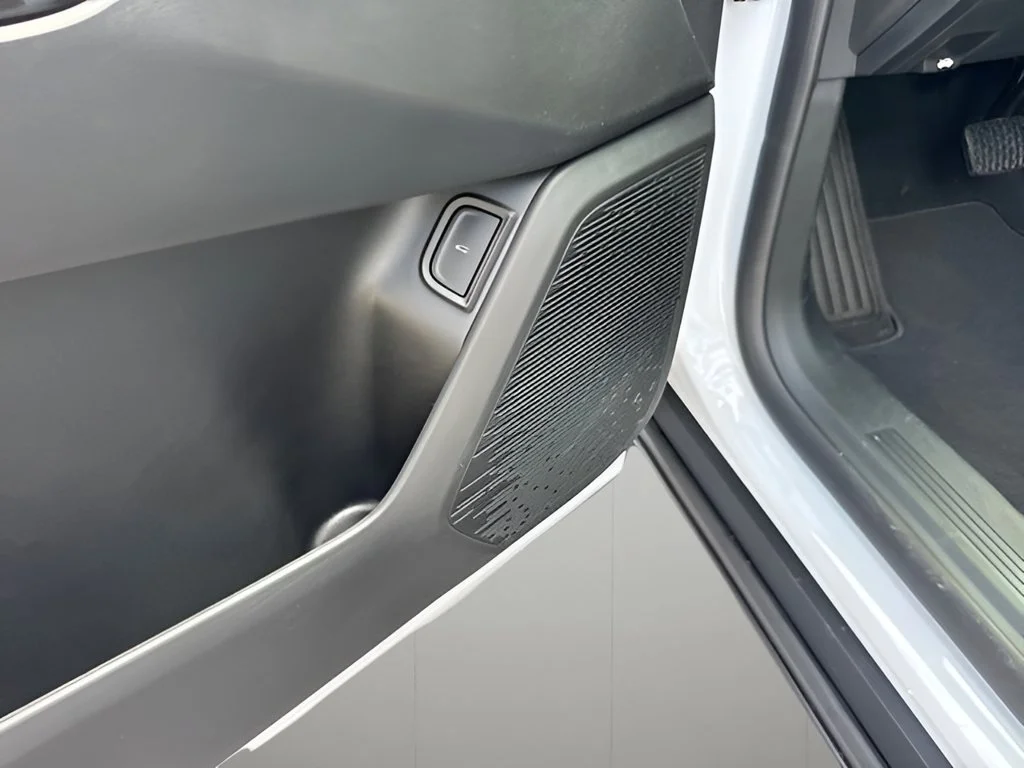 New 2027 Polar White Tricoat Chevrolet ACTIV image 12