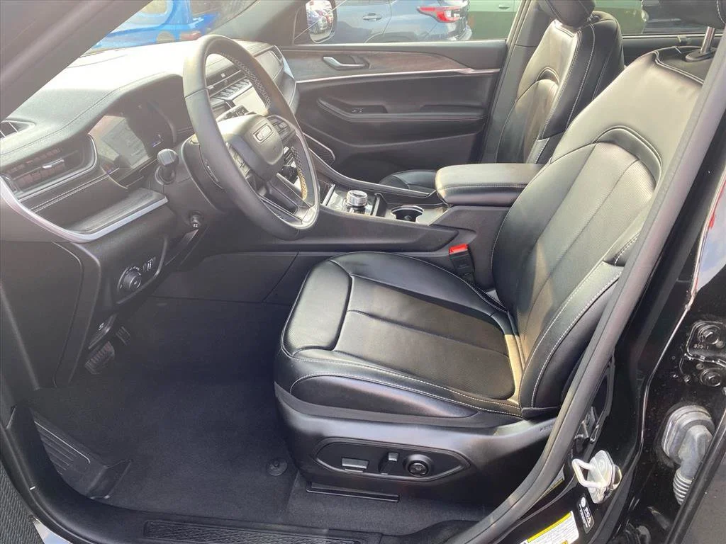 Used 2025 Diamond Black Crystal Pearlcoat Jeep Limited image 9