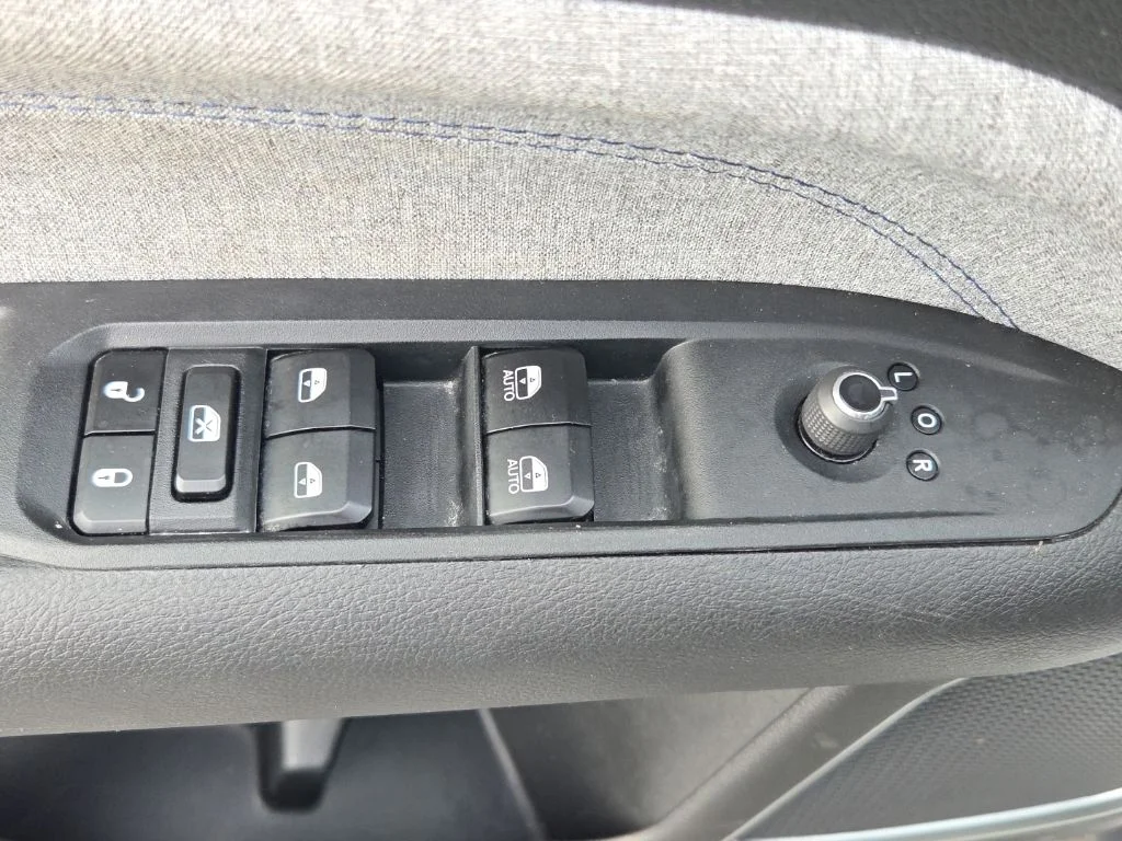Used 2024 White Jeep Latitude image 27