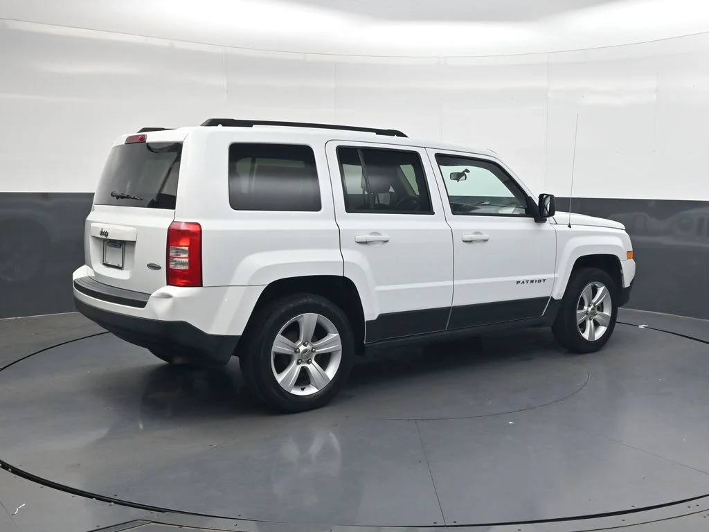 Used 2015 Bright White Clearcoat Jeep Latitude image 4