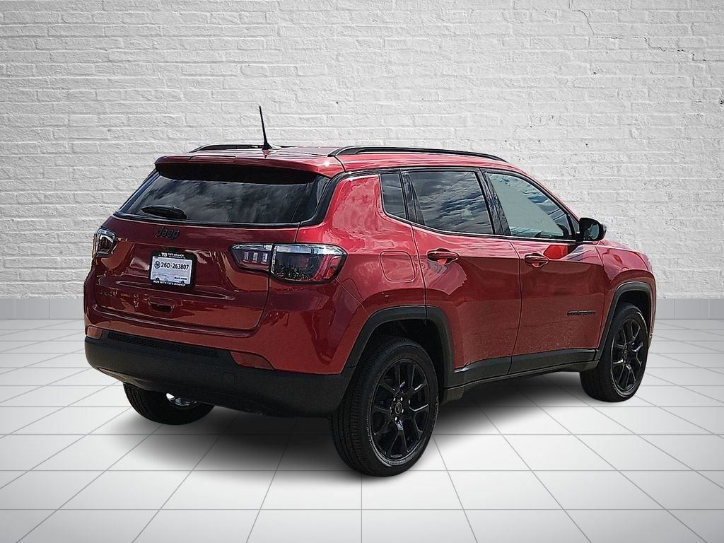 New 2026 Red Hot Pearl-Coat Exterior Paint Jeep Latitude image 4