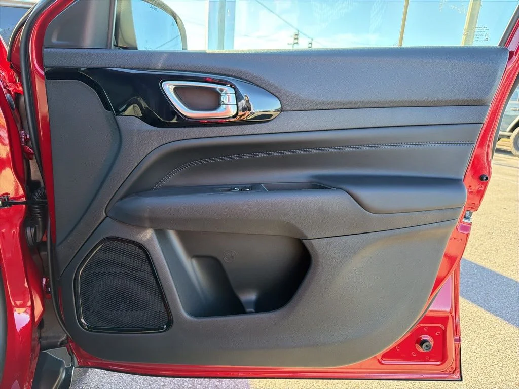 New 2026 Red Hot Pearl-Coat Exterior Paint Jeep Latitude image 22