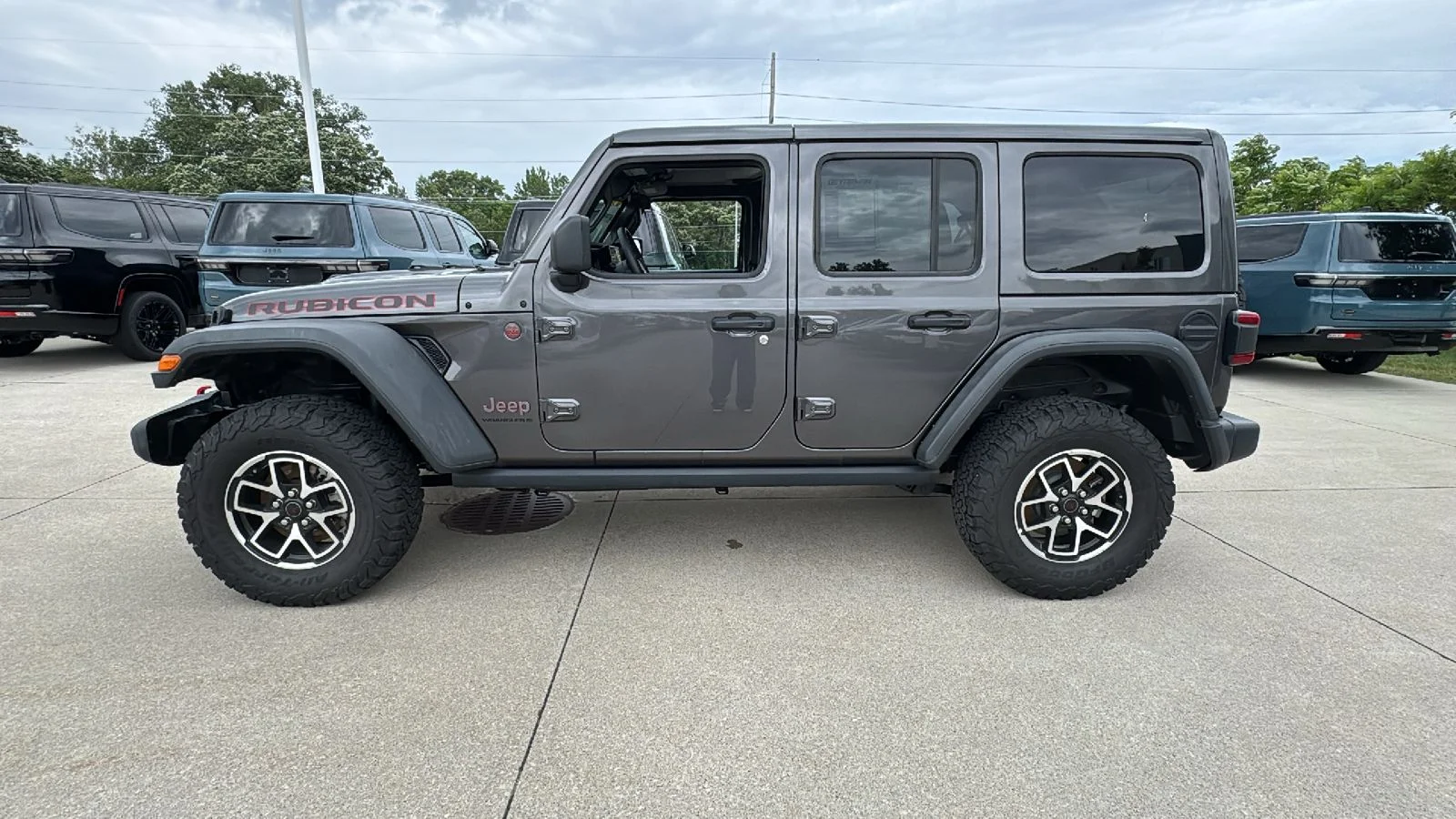 Used 2025 Gray Jeep Rubicon image 9