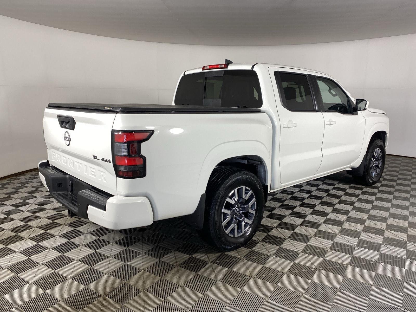 Used 2024 Glacier White Nissan SL image 7