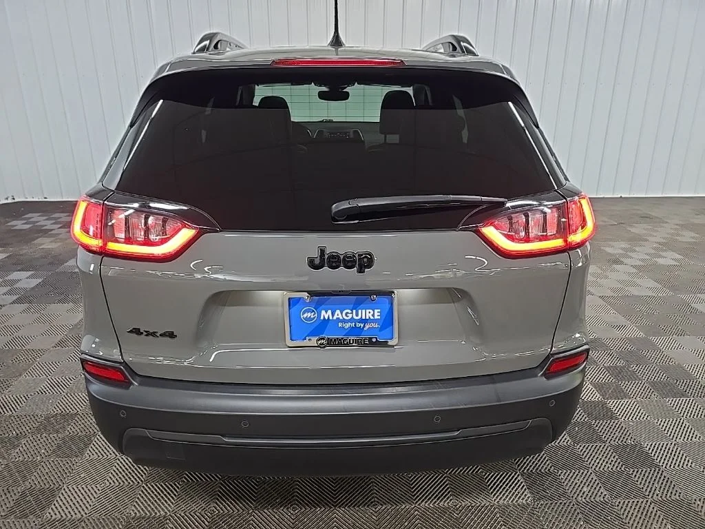 Used 2023 Gray Jeep Altitude image 11