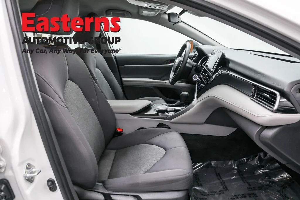 Used 2022 White Toyota LE image 22