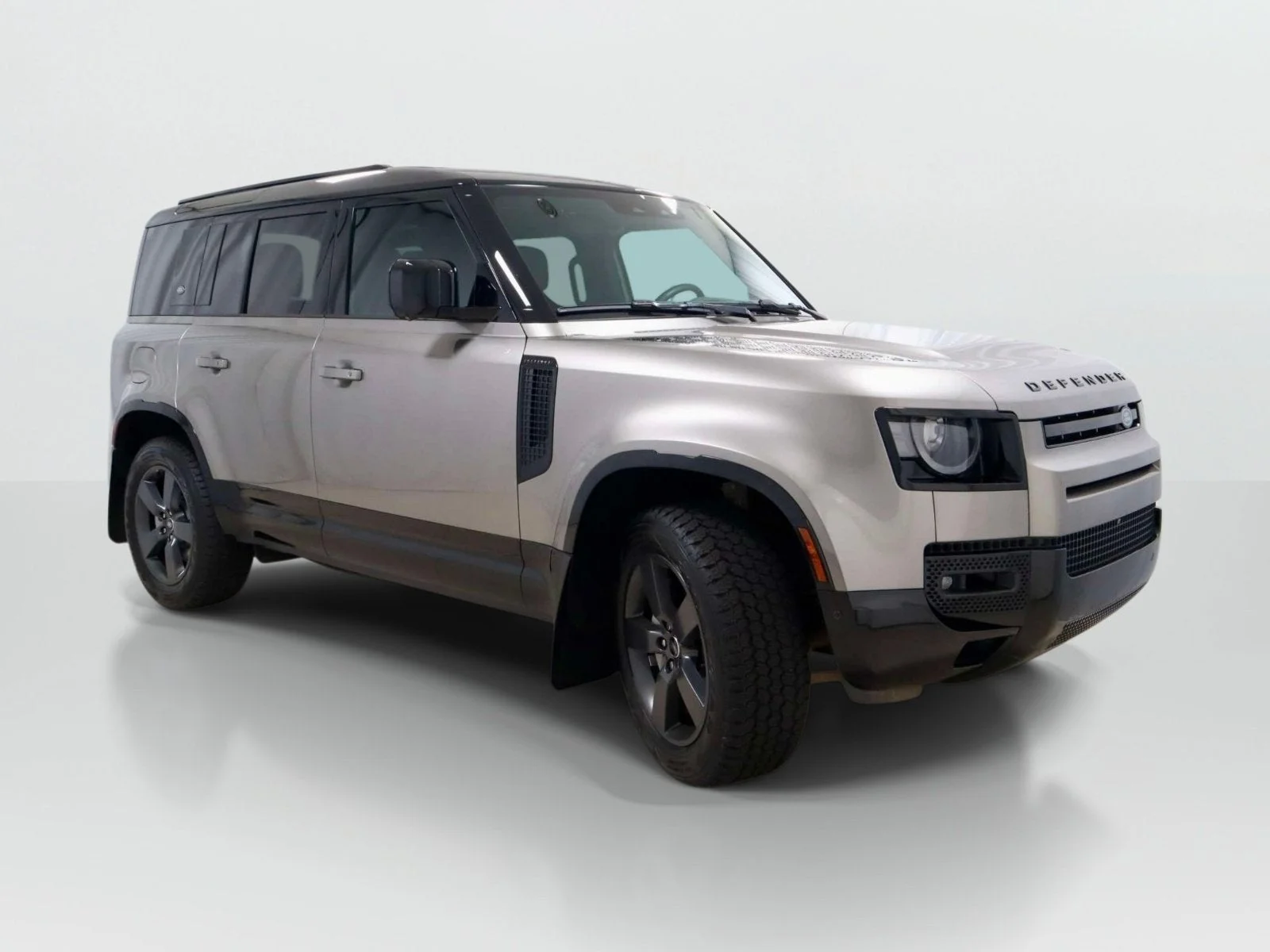 Used 2024 Silicon Silver Premium Metallic Land Rover X-Dynamic SE image 7