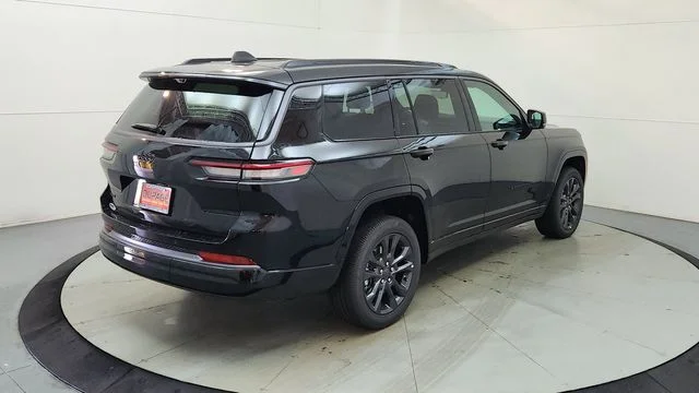 New 2026 Diamond Black Crystal Pearl-Coat Exterior Paint Jeep Limited image 10