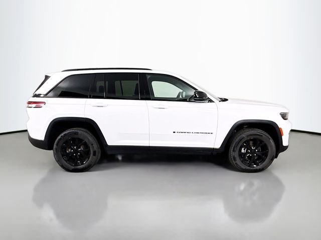 Used 2024 White Jeep Altitude image 8