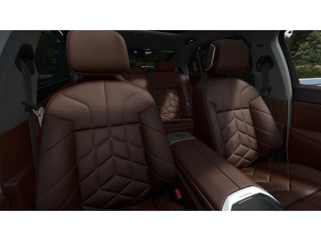 New 2027 Mineral White Metallic BMW i7 image 11
