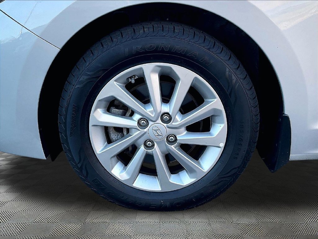 Used 2022 Silver Hyundai SEL image 22