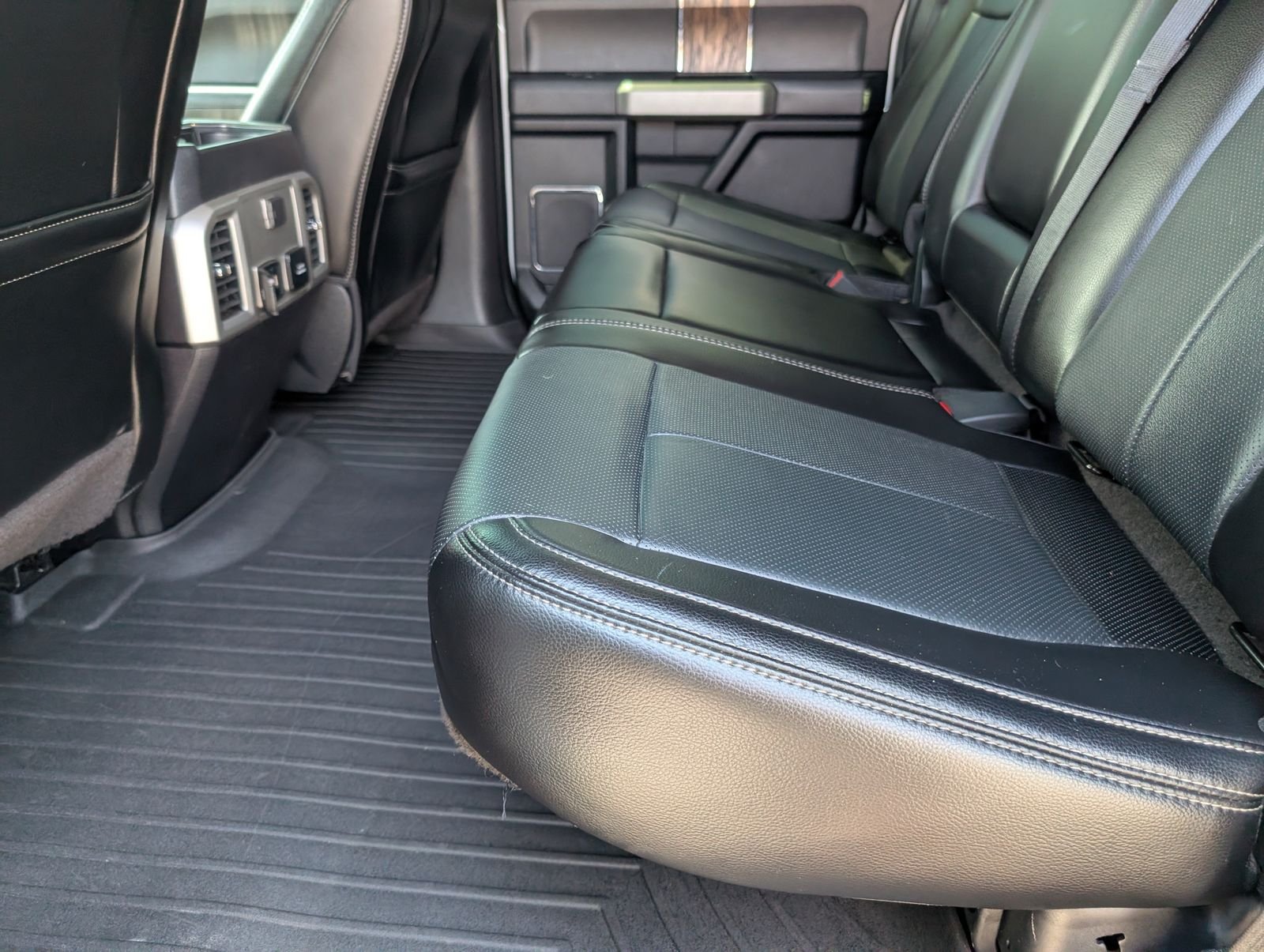Used 2018 Oxford White Ford Lariat image 28