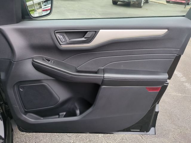 Used 2022 Black Ford SE image 31