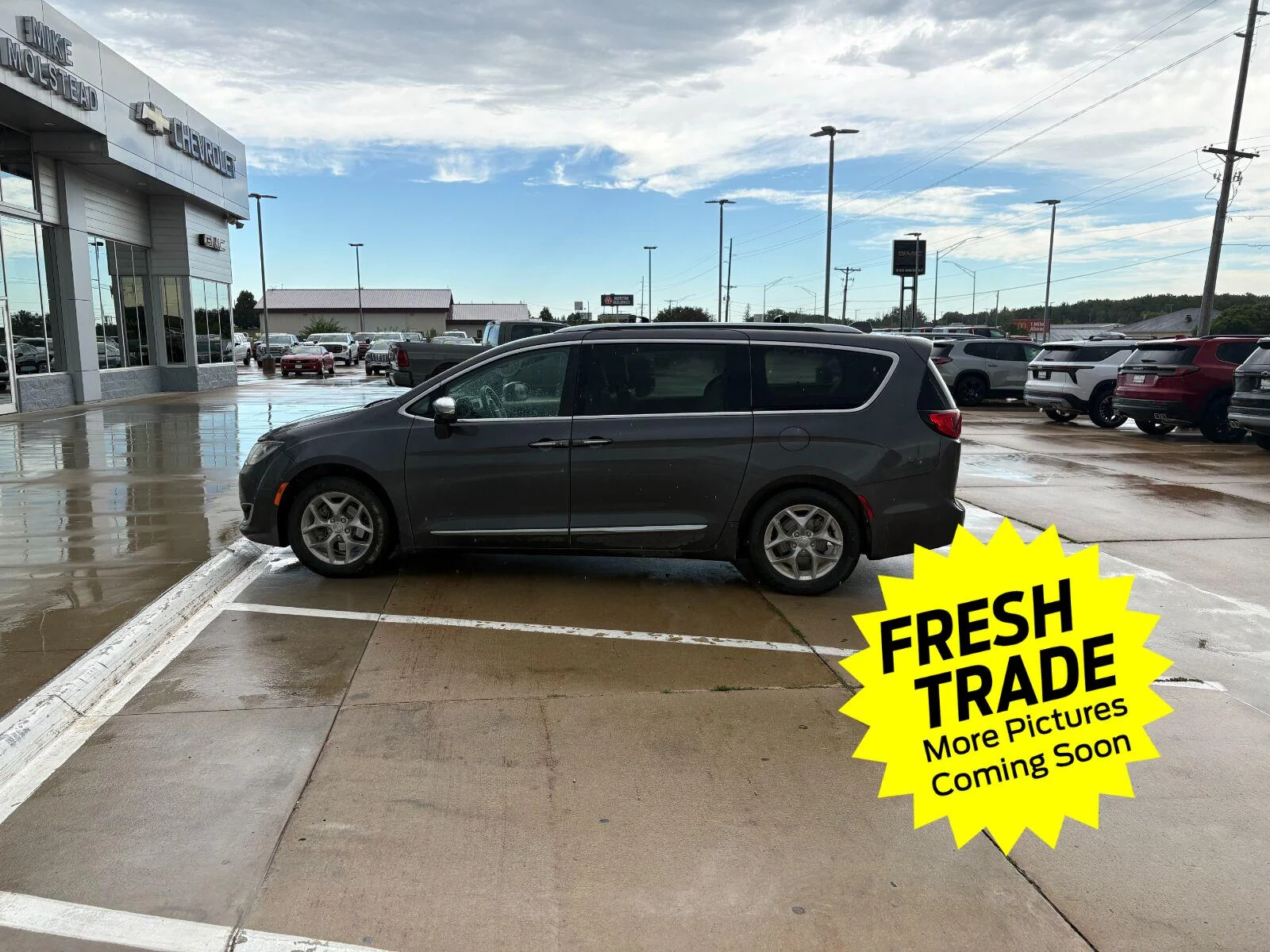 Used 2018 Granite Crystal Metallic Clearcoat Chrysler Limited image 7