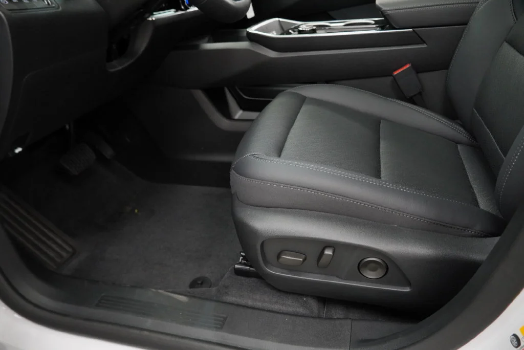 New 2027 Summit White Chevrolet LT image 31