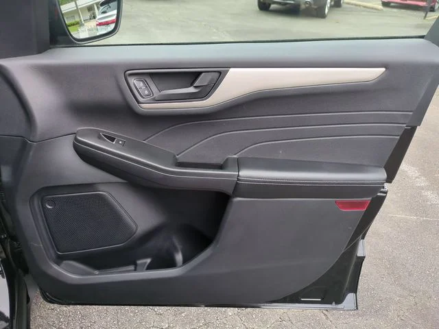 Used 2022 Black Ford SE image 31