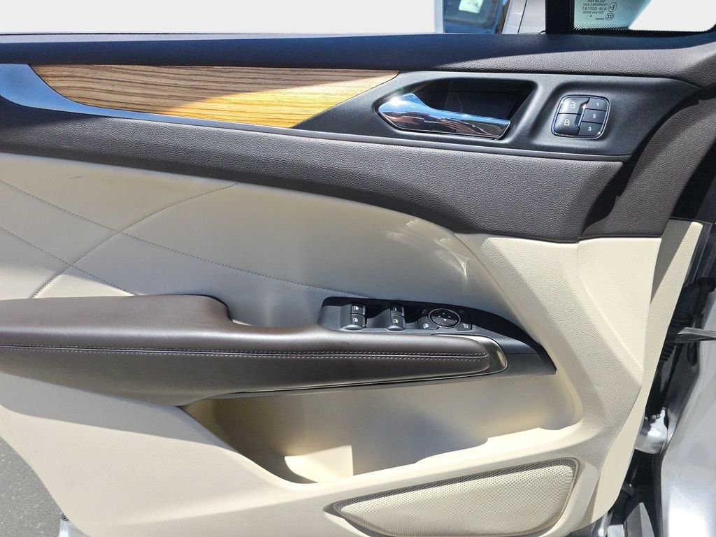Used 2016 Silver Lincoln Select image 21