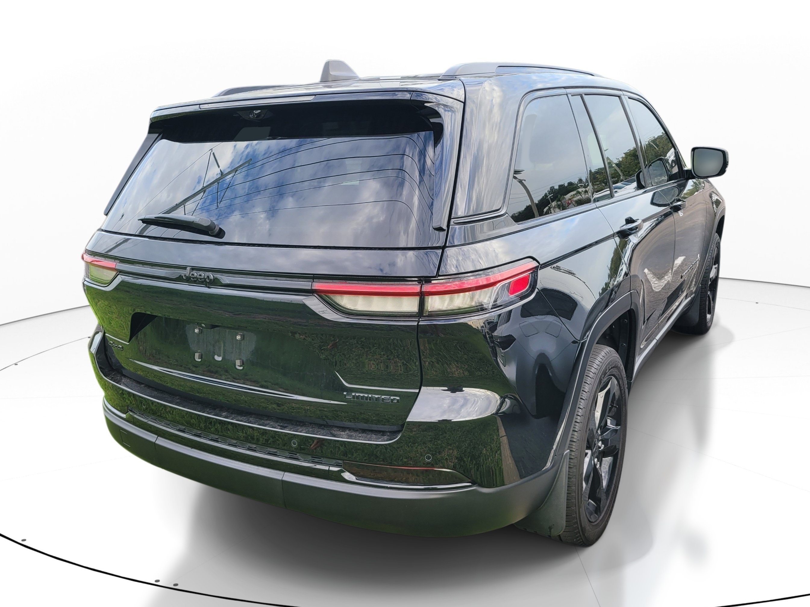 Used 2024 Diamond Black Crystal Pearlcoat Jeep Limited image 4