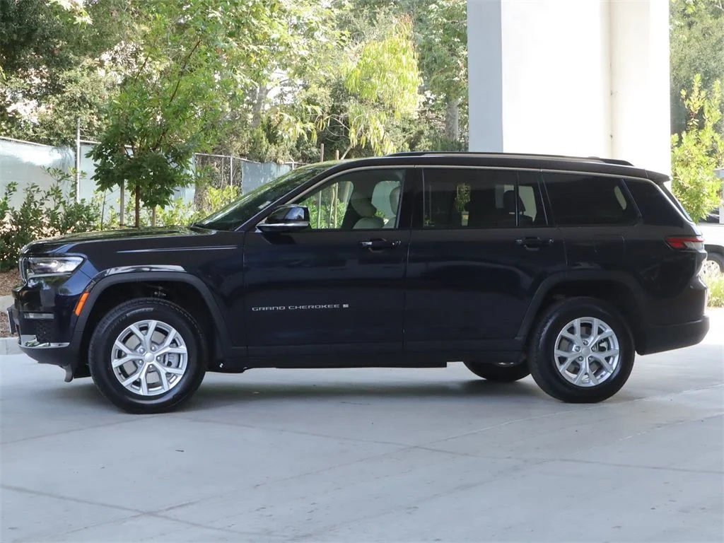 New 2023 Midnight Sky Exterior Paint Jeep Limited image 7
