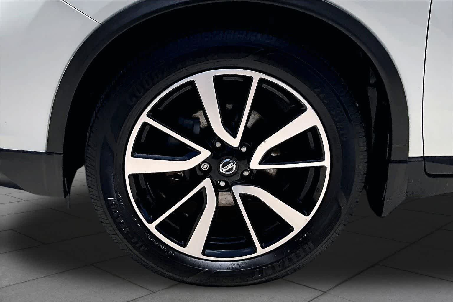 Used 2020 Pearl White Tricoat Nissan SL image 11