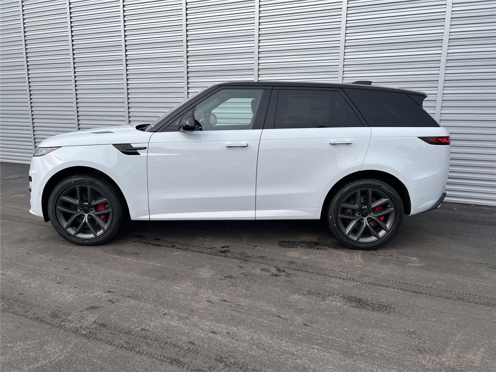 New 2026 Fuji White Land Rover Dynamic SE image 2