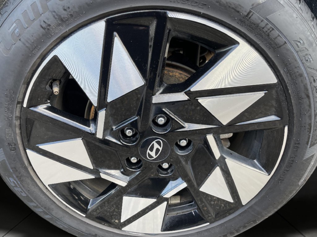 Used 2025 White Hyundai SEL image 27